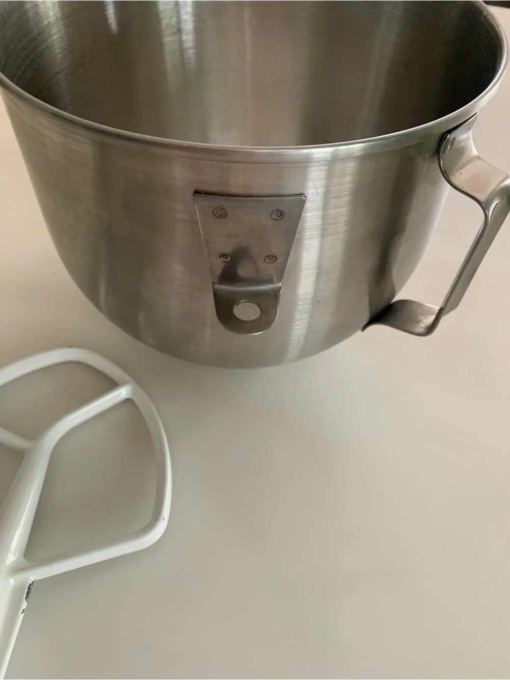 Stainless Steel Mixer Bowl with White Beater, Dough Hook & Whisk Attachments